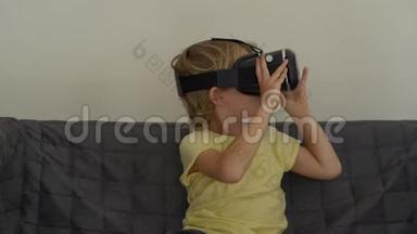 一个小男孩的特写镜头使用<strong>虚拟</strong>现实耳机。 <strong>虚拟</strong>现实眼镜。 <strong>虚拟</strong>现实概念。 儿童和现代技术